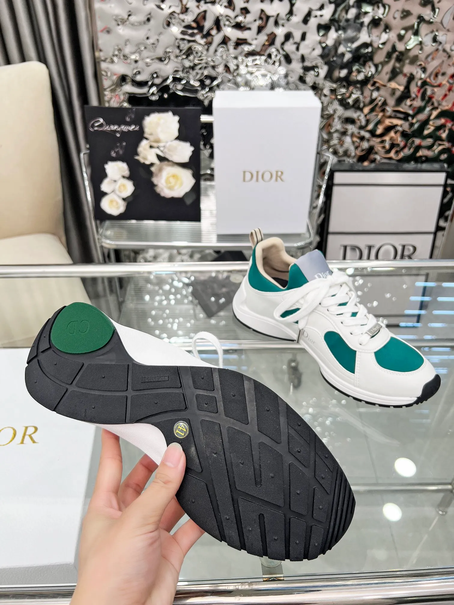Men's shoes 💰540 Dior, the latest Star series on the show, this Dior Star dad sneaker is a new product for the fall of 2025, enriching the classic series with fashionable retro style. Carefully crafted, these Dad Shoes style shoes can be paired with casual looks all year round and follow the trend of the retro market. The Dior logo on the tongue also indicates that this pair of shoes is the B30 model! B30 uses fine-textured leather and mesh cloth materials to form a shoe body. There are conspicuous letters CD on both sides of the shoe body to indicate identity. The multiple lines on the shoe body outline the details, making the shoes look less monotonous and full of retro three-dimensionality! Code number: 40-46 Color: four colors